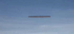 Видео очевидца в Лас-Вегасе: НЛО в виде сигары преследует самолет