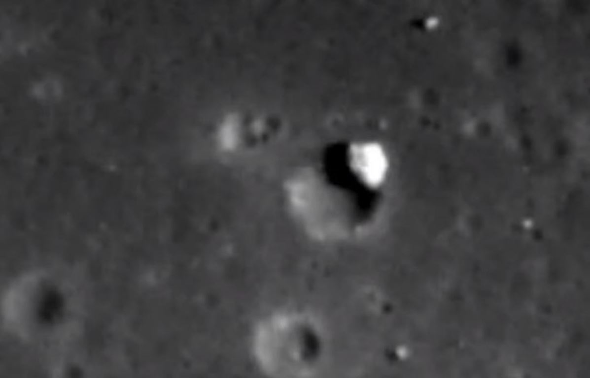 Уфолог обнаружил НЛО над Луной