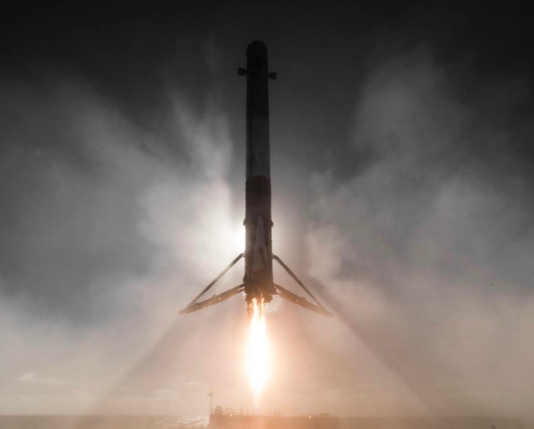 Нереальное фото момента приземления Falcon 9 на плавучую платформу