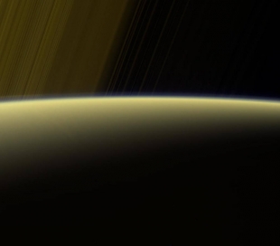 NASA поделилось кадрами рассвета и полярного сияния на Сатурне