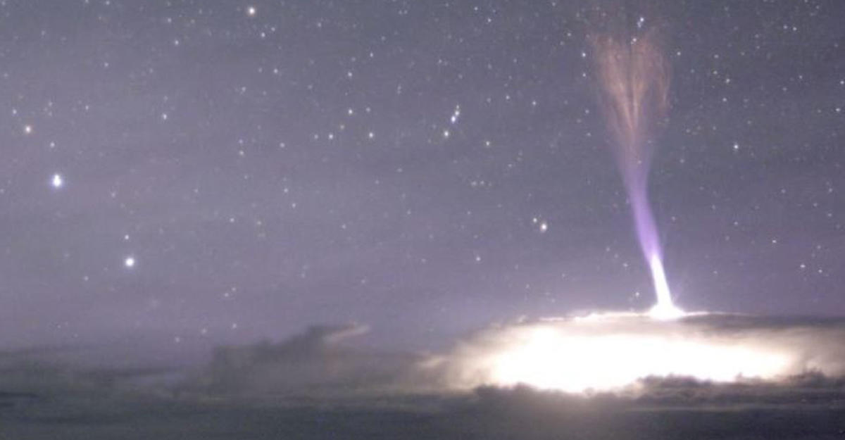 Поразительная струйная молния была запечатлена на видео в гавайской обсерватории