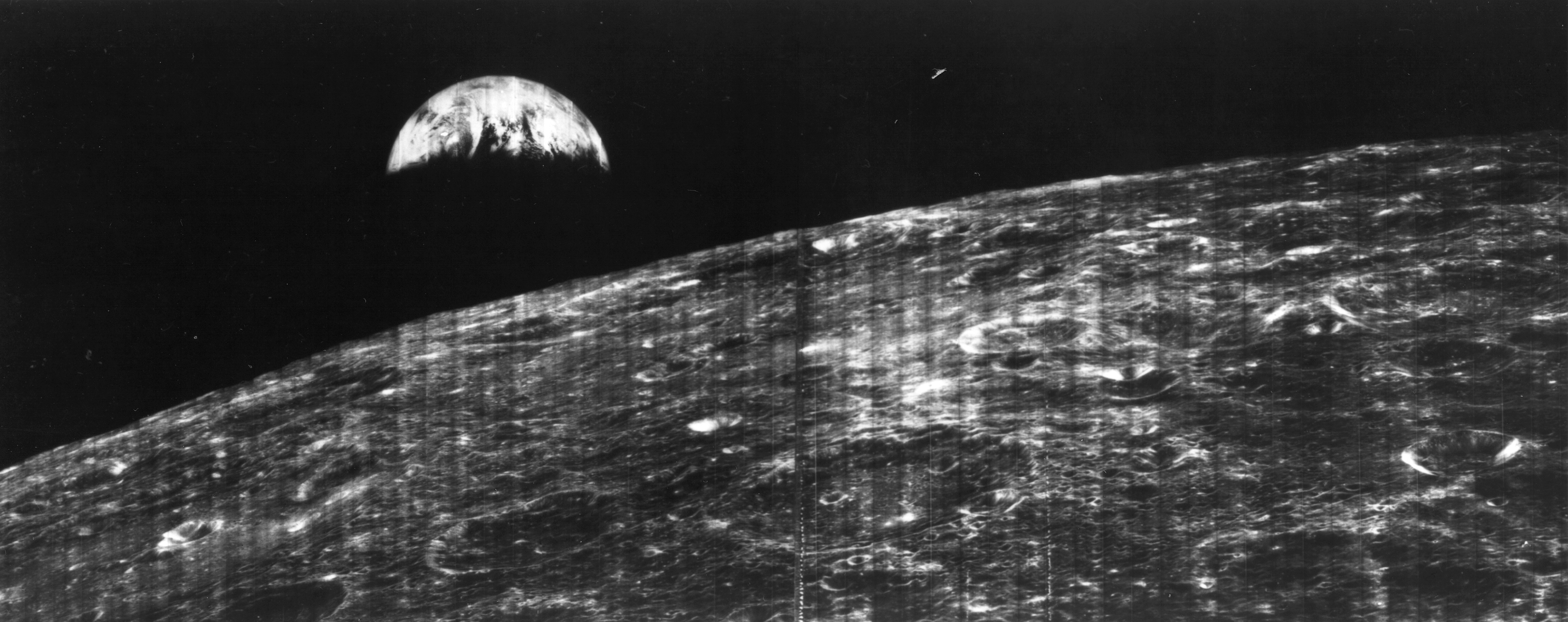 NASA опубликовало первую фотографию Луны