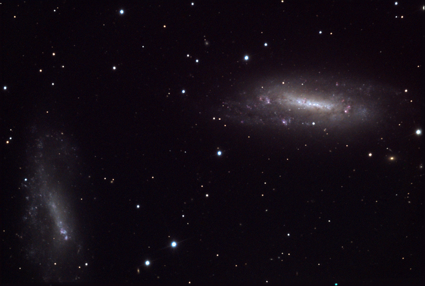 Телескоп «Хаббл» засек две галактики, столкнувшихся друг с другом