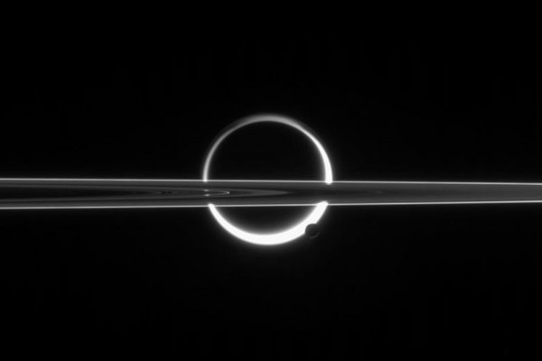 «Кассини» продемонстрировал солнечное затмение на Сатурне