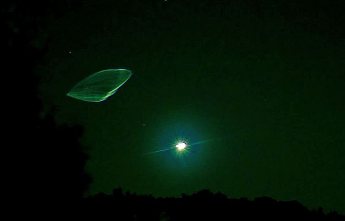 Американец зафиксировал необычное НЛО над деревьями