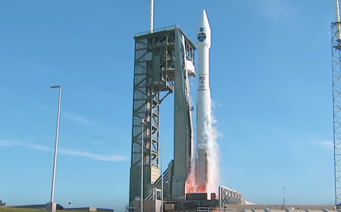Видео: ракета-носитель Atlas V запускает спутник-ретранслятор