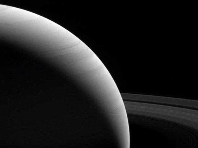 NASA опубликовало удивительные снимки Сатурна