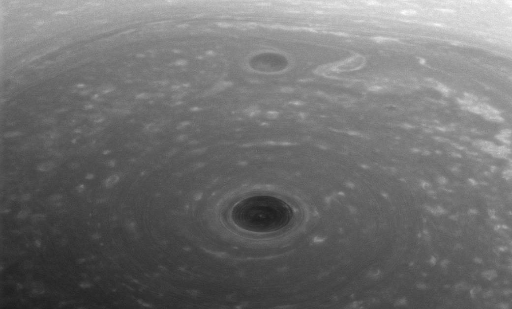 «Кассини» сфотографировала турбулентные облака Сатурна
