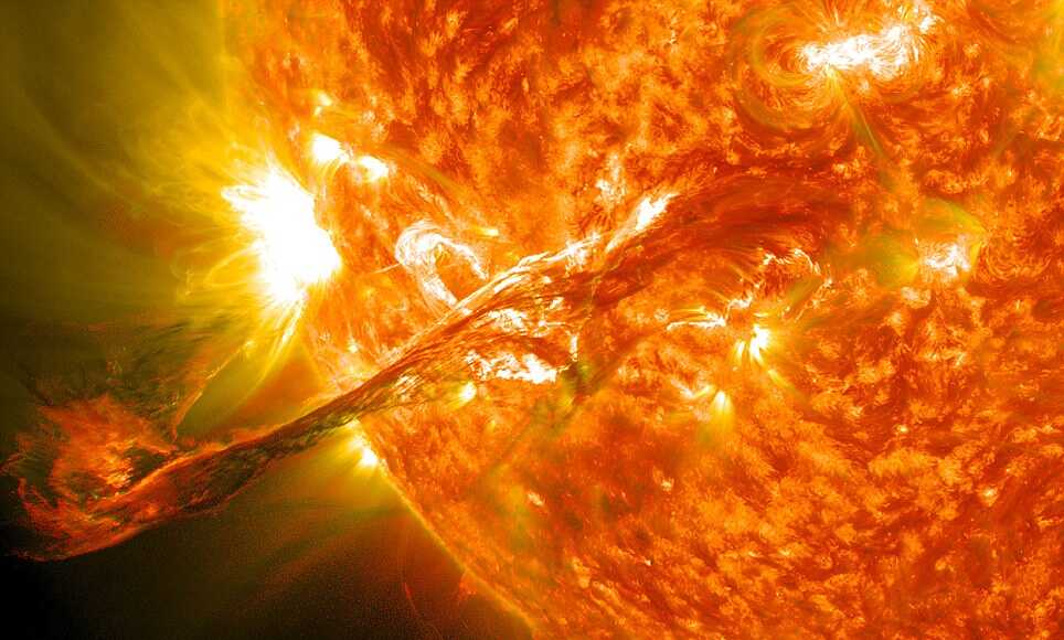Солнечная вспышка вызовет недомогания у землян и северное сияние