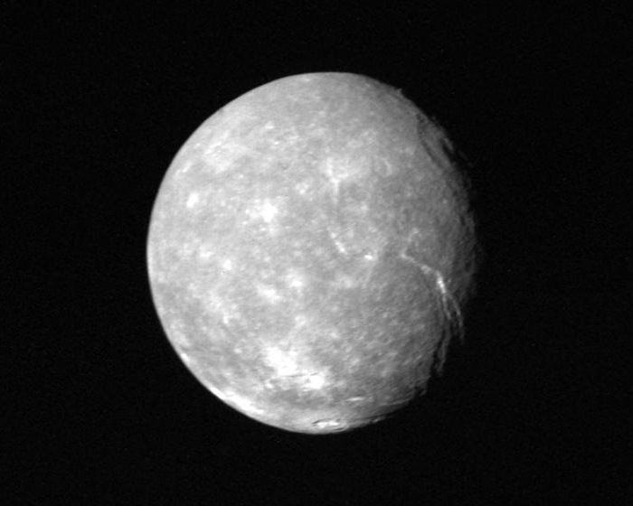 Астрономы нашли на спутнике Урана лед, не уступающий по твердости алмазам