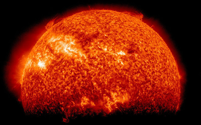 Астрономы: магнитное поле Земли сжигается из-за последствий вспышек на Солнце