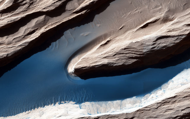 Марсианский зонд прислал красочный снимок Красной планеты