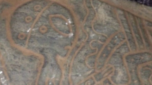 Археологи наткнулись на камни с изображенными на них пришельцами