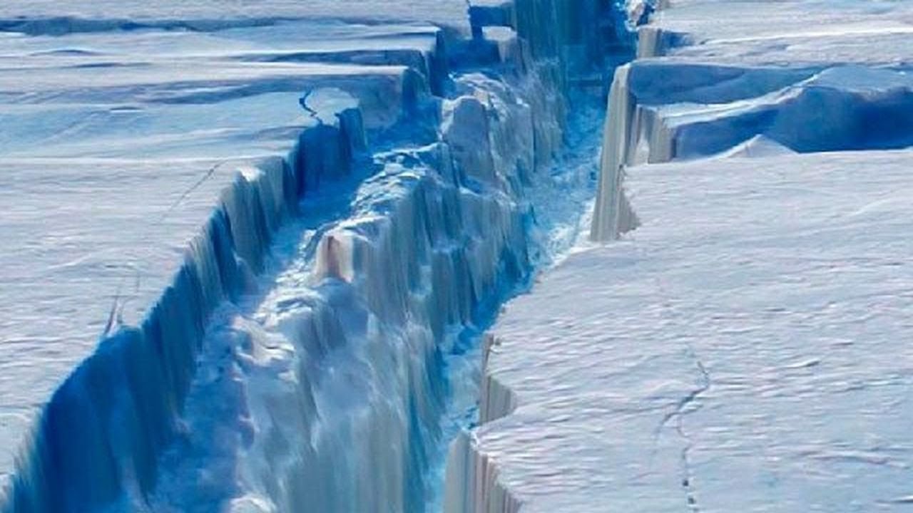 Из космоса засняли движение громадного айсберга Антарктиды