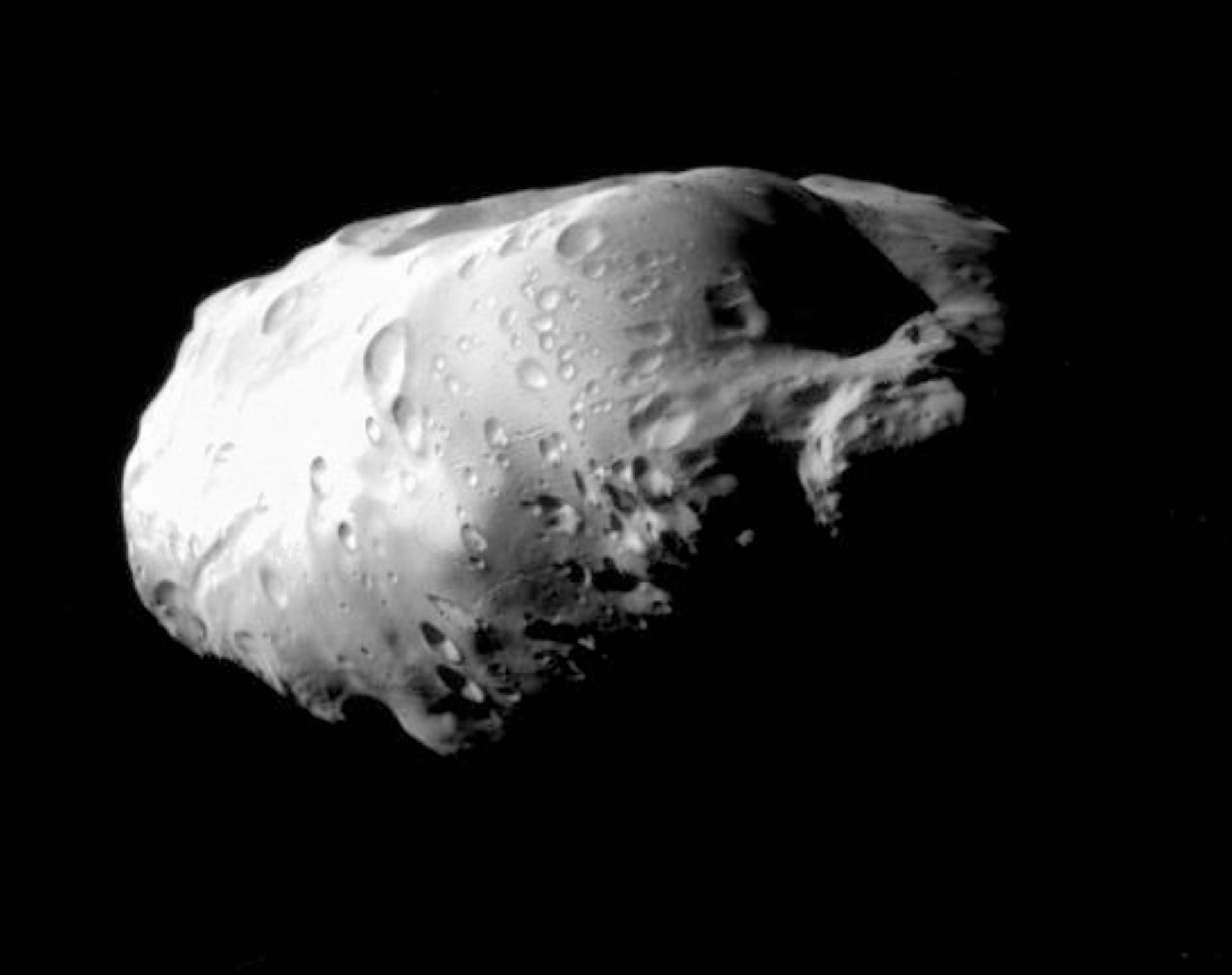 Потерпевшую крушение на спутнике Сатурна летающую тарелку заметили эксперты