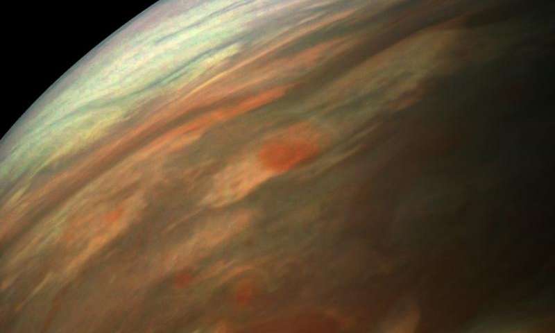 Опубликован уникальный снимок полета НАСА Juno над Юпитером