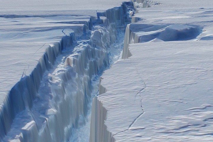 Огромный кусок айсберга начал дрейфовать в сторону Южной Америки