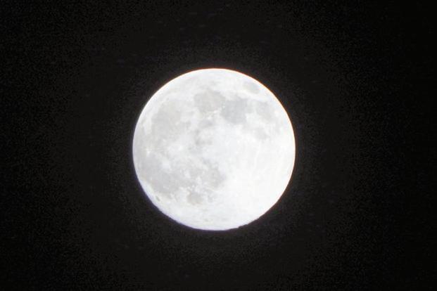 Ученые: с каждым годом Луна прибавляет до 6 тысяч тонн
