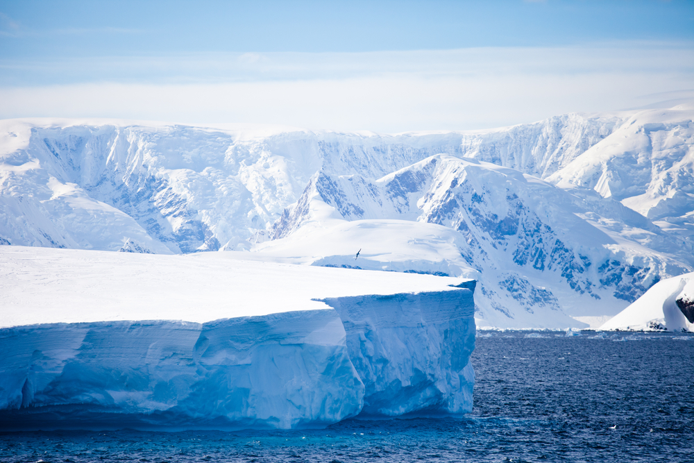 Камеры НАСА сфотографировали огромный айсберг, который раскалывается на части