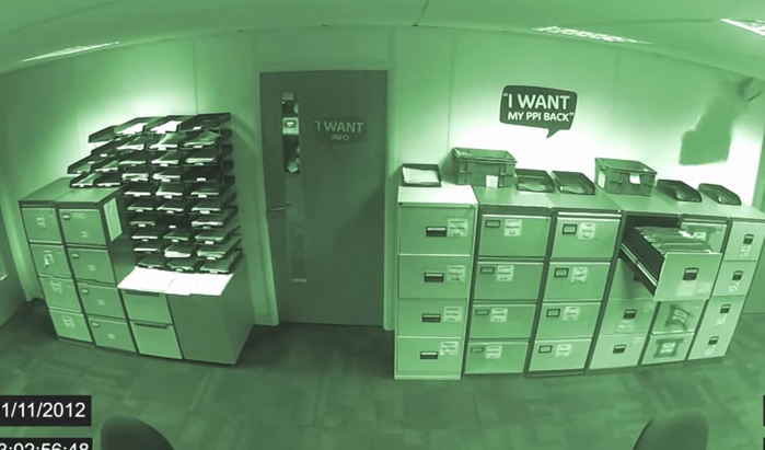 Пугающие проделки полтергейста сняли на камеры в офисе и магазине