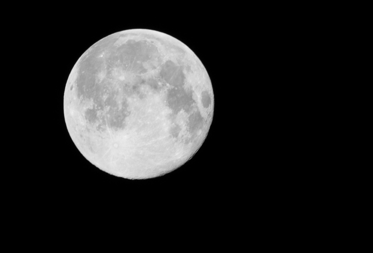 Исследователи выяснили, что на Луне присутствовала газовая оболочка