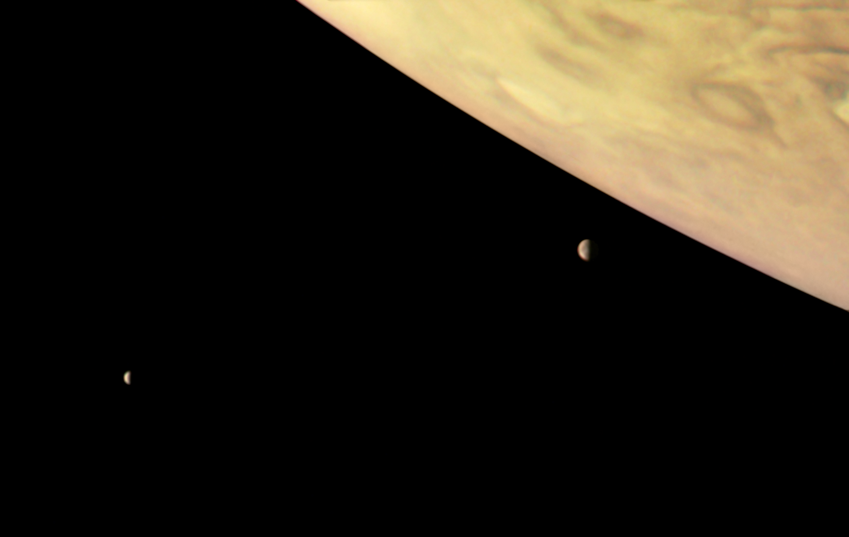 «Юнона» сфотографировала Юпитер в компании двух ближайших спутников