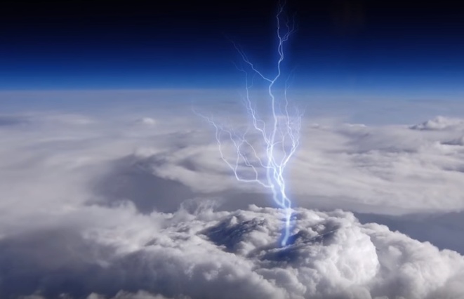 Видео: молнии над бурей, уходящие в космос