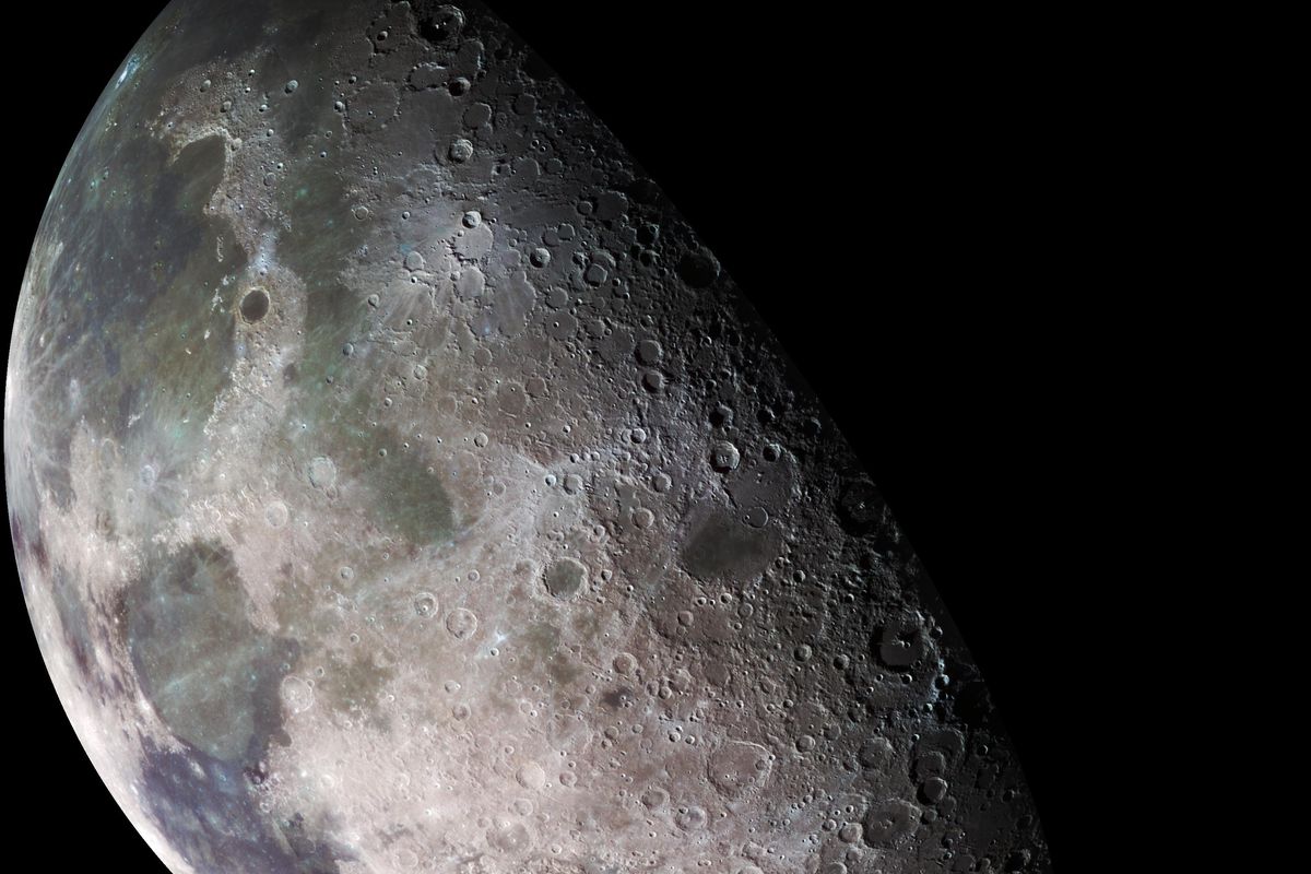 Уфологи нашли новые доказательства заселенности Луны пришельцами