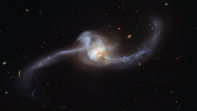 «Хаббл» запечатлел на фото галактику-головастика