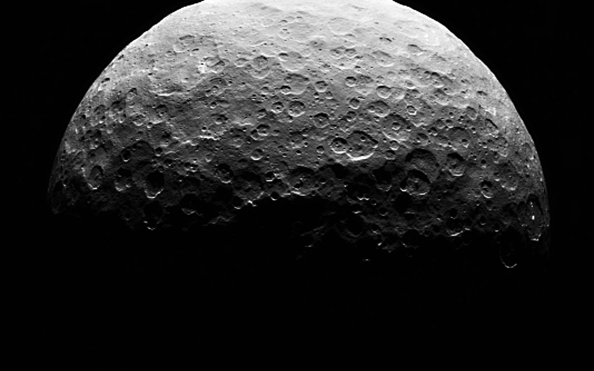 Космический зонд Dawn попробует понять, откуда на Церере взялась вода