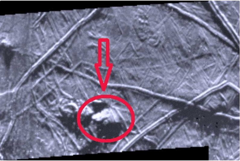 На спутнике Юпитера скрывается космический корабль пришельцев треугольной формы