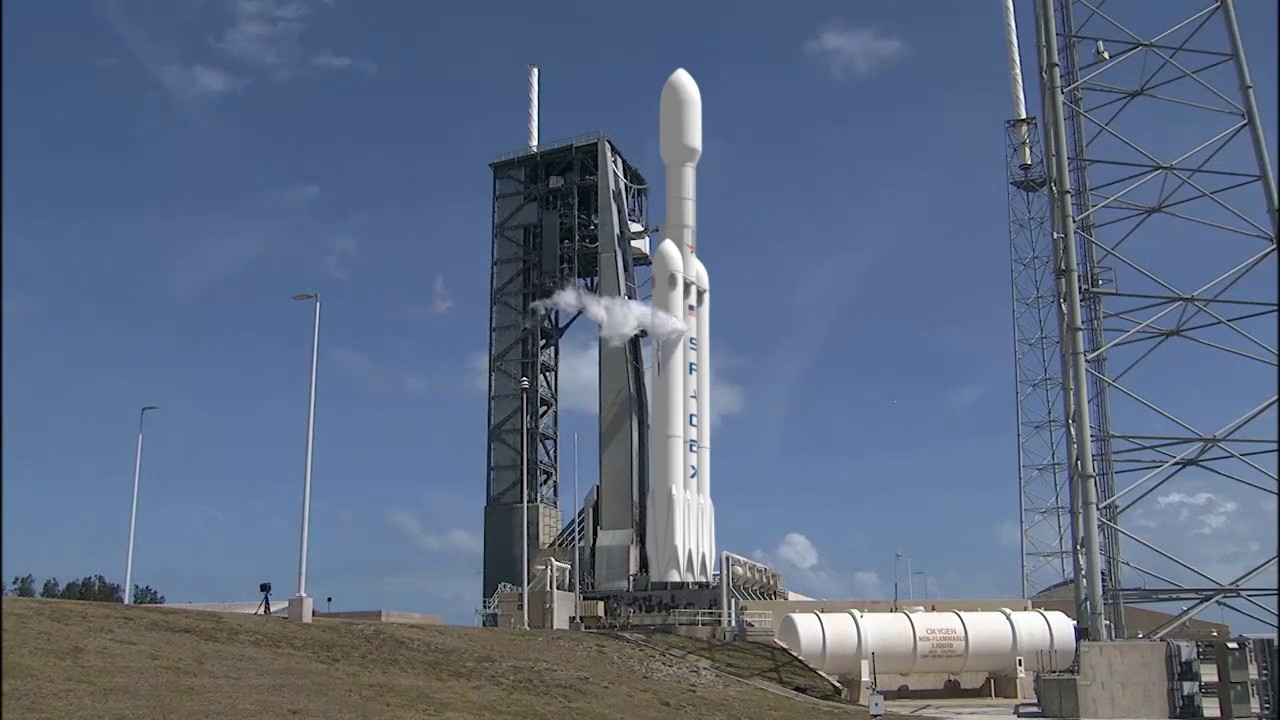 Ракета-носитель Falcon Heavy готовится к полету в конце года