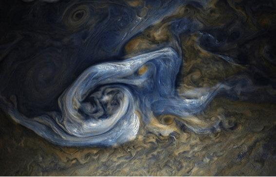 Зонд «Юнона» запечатлел завораживающий бело-синий ураган Юпитера