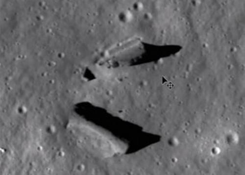Охотники за НЛО опубликовали в сети видео с гигантским НЛО, разбившемся на Луне