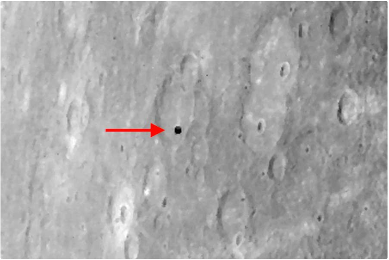 НАСА опубликовало доказательство того, что на орбите Луны летают пришельцы
