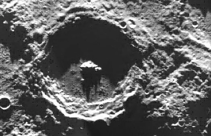 На северном полюсе Луны припаркован космолет внеземных цивилизаций