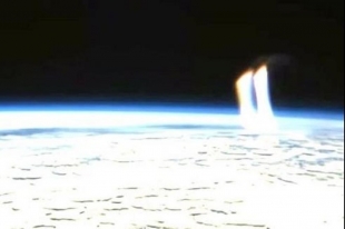 В космосе зафиксировали лучи света, направленные в сторону Земли