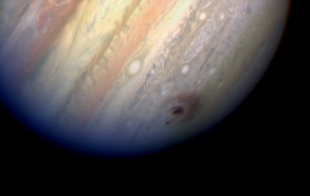 Фото: Что сделали с Юпитером обломки врезавшейся кометы?