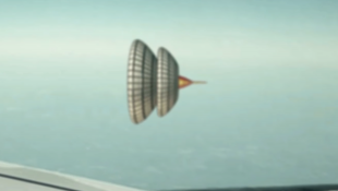 Летящий на самолете очевидец заснял НЛО очень странной формы