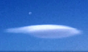 Очевидцы: облако-НЛО исчезло за минуту (видео)