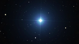 Астрономы наблюдают за молодой звездой, которая "съела" 18 Юпитеров