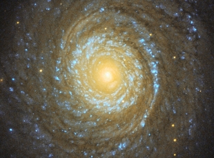 «Хаббл» предоставил завораживающие снимки «коронованной» галактики