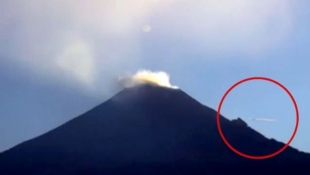 Необъяснимые огни парили над вулканом в Центральной Америке