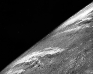 Первой фотографии Земли исполнился 71 год