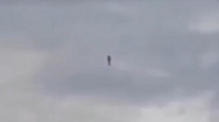 Видео: таинственная фигура в небе Сиднея