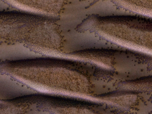 В летнее время года на Марсе можно увидеть левитирующий песок