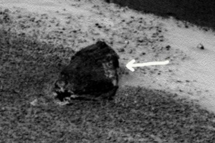 Пришельцы начертали иероглифы на марсианской скале