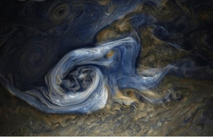 Зонд «Юнона» запечатлел завораживающий бело-синий ураган Юпитера