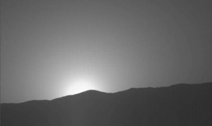 Необыкновенно красивый закат на Марсе запечатлел марсоход Curiosity