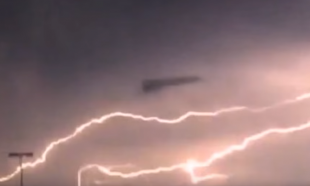 Блогер снял на видео НЛО, питающееся разрядами молний